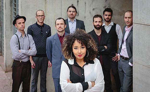 Atenea Carter y la banda The Mighty Might. 