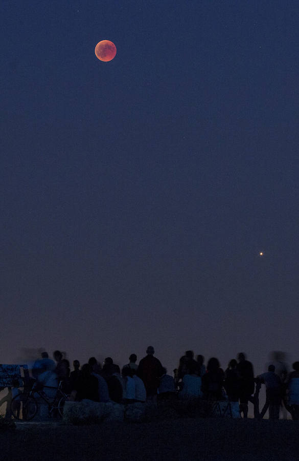 Luna de sangre y eclipse desde Fuente el Sol. 