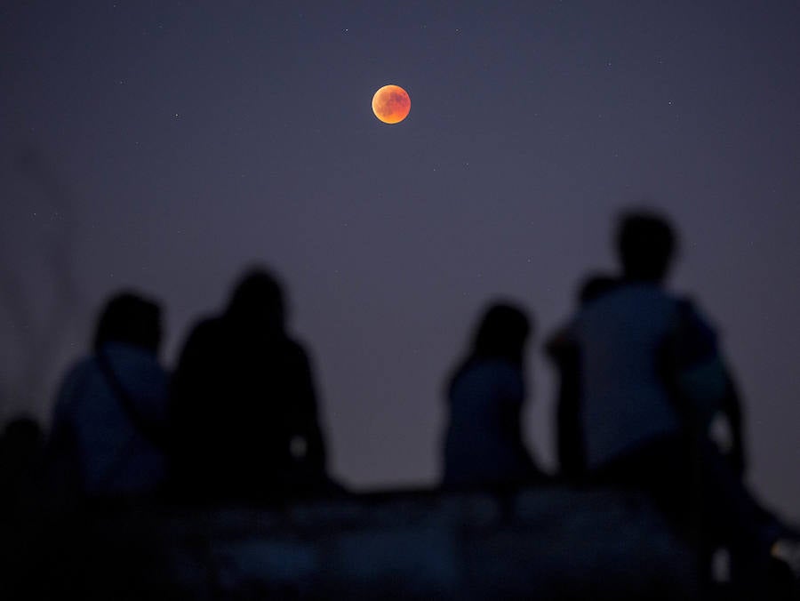 Luna de sangre y eclipse desde Fuente el Sol. 