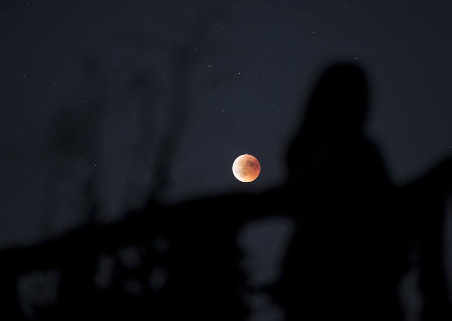 Luna de sangre y eclipse desde Fuente el Sol. 