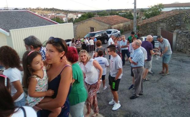 Momentos previos al reparto de la barbacoa