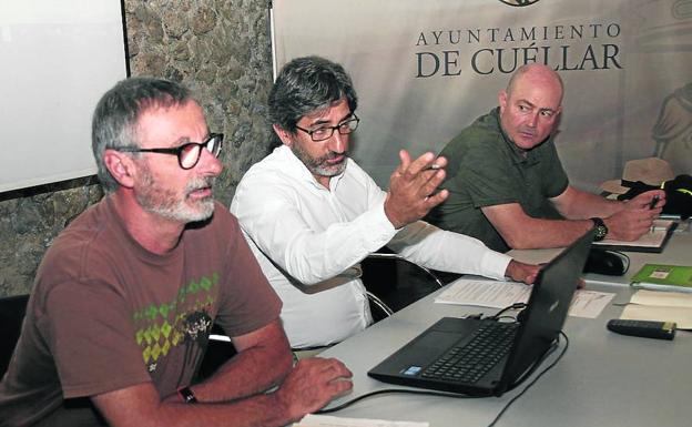 Carlos Sánchez (centro), junto a otros dos miembros de la directiva provisional de la asociación. 