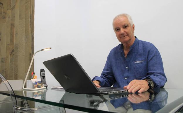 El presidente del Colegio de Agentes Inmobiliarios de Segovia, en su despacho. 