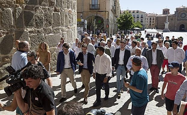 El presidente del Partido Popular, Pablo Casado, preside la Junta Directiva de la formación política en la capital abulense, a la que también asiten el presidente del PP de Castilla y León, Alfonso Fernández Mañueco, y el de Ávila, Carlos García. 