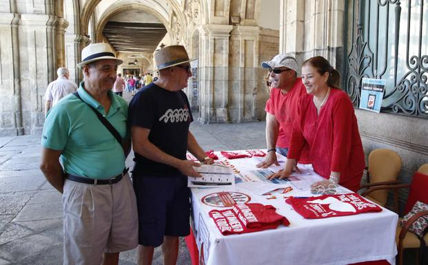 La mesa informativa instalada ayer en la Plaza Mayor.