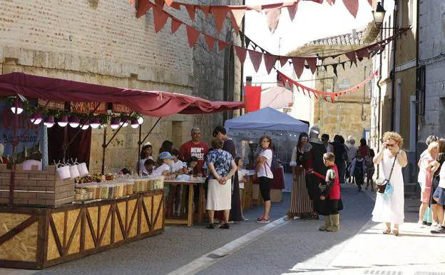 Mercado medieval que se ha celebrado en Fuentes de Valdepero. 