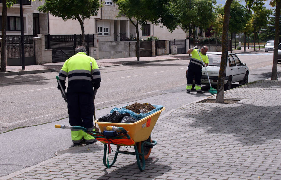 Dos empleados del servicio de limpieza durante el desempeño de su trabajo.
