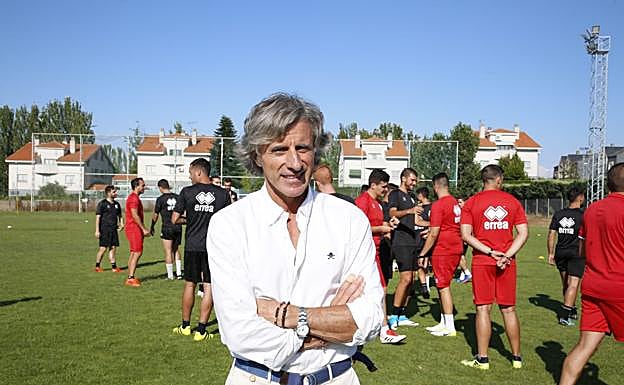 Roberto Aguirre, junto a los jugadores de Unionistas, en un entrenamiento reciente.