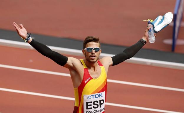 Óscar Husillos celebra el récord de España del 4x400 en los Mundiales de 2017. 