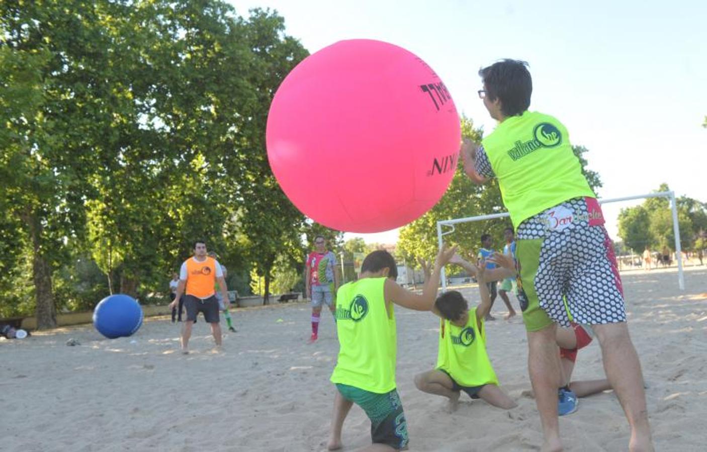 Fotos: 2.000 jóvenes participan en las actividades deportivas de &#039;Vallanoche&#039;, en las Moreras