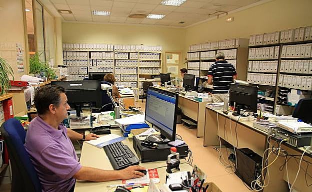 Empelados de la oficia de tributos del Ayuntamiento de Segovia. 