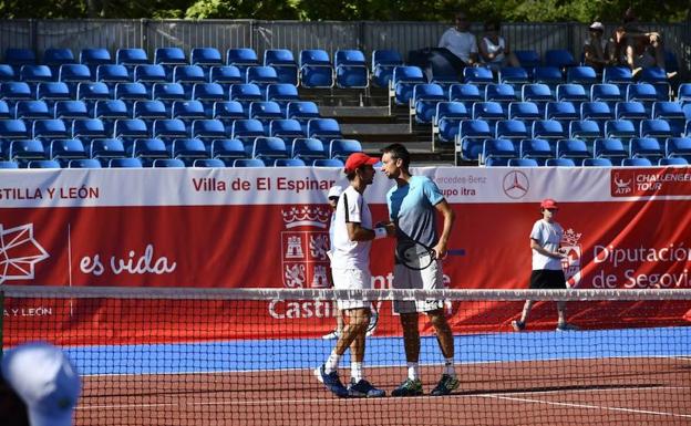 Adrián Menéndez y Stakhovsy se felicitan tras ganar su partido de dobles.
