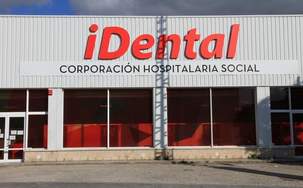 Fachada de iDental de Segovia, cerrada. 