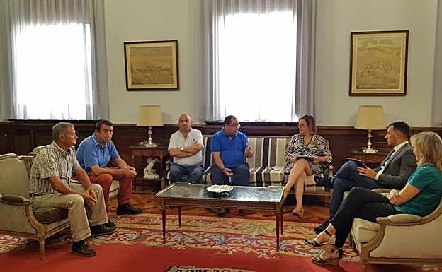 La presidenta de la Diputación, Ángeles Armisén, con la cooperativa del campo San Millán de Baltanás. 