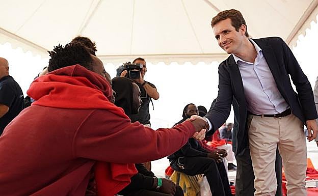 Pablo Casado, hoy en Algeciras saludando a varios inmigrantes subsaharianos.