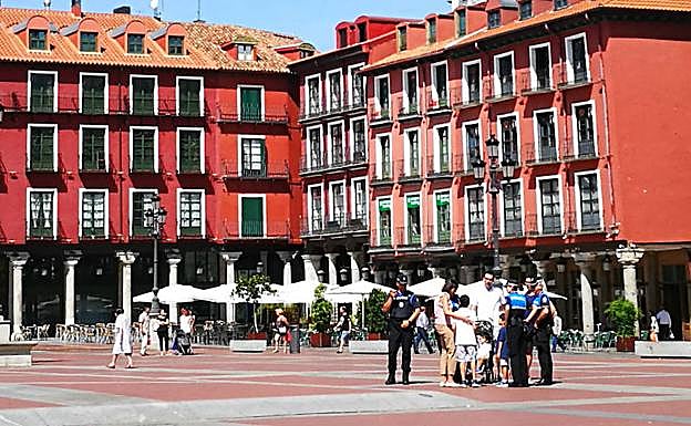Momento en que la Policía Municipal reúne a la familia en la Plaza Mayor. 