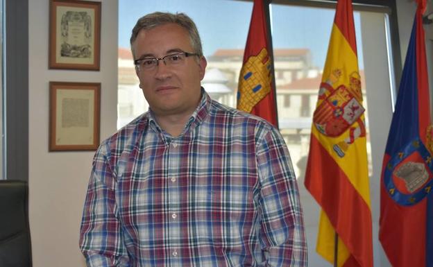 Julián Ramos, en su despacho del Ayuntamiento de Guijuelo.