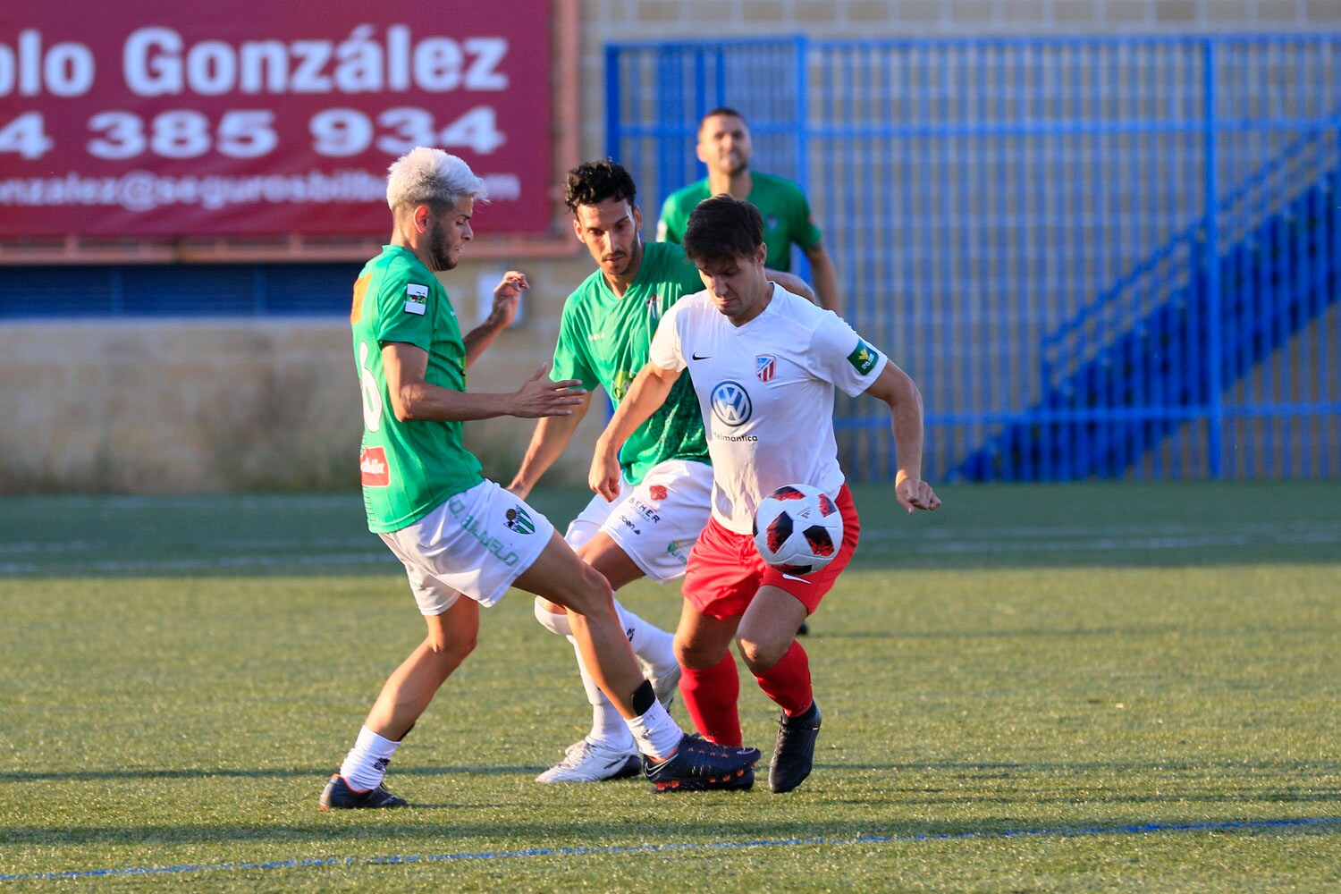 Fotos: El Guijuelo se impone al Santa Marta