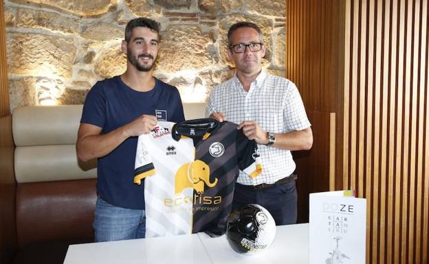 Pau Cendrós posa con la camisea junto a Gorka Etxeberria. 