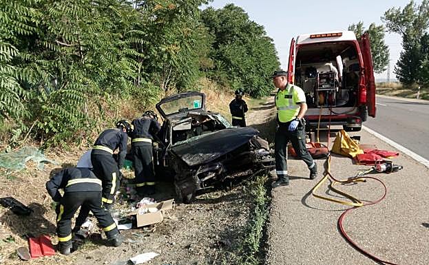 La Guardia Civil y los bomberos de la Diputación intervienen en el accidente. 