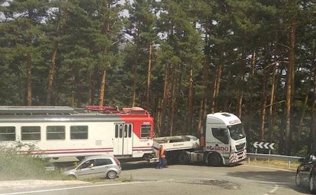 Reabierto el Puerto de Navacerrada tras quedar atascado en una curva un vehículo que transportaba un vagón de tren