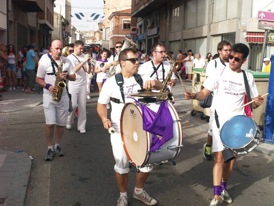 El zambombazo dio ayer pie al comienzo de las fiestas de Íscar. La música y, los toros serán protagonistas de días intensos, en los que el calor será se dejará sentir.