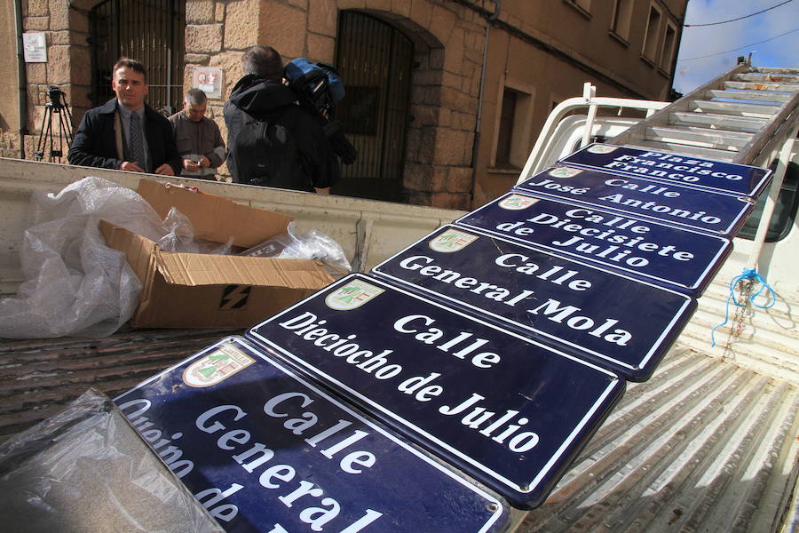 Placas retiradas de las calles que cambiaron su nombre en 2016.