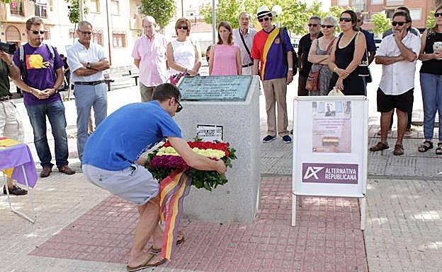 Ofrenda floral ante el monolito dedicado al alcalde y los ediles fusilados.