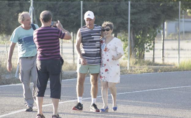 Una de las personas que esperaba a Potros el fotografía junto a uma mujer al salir de la prisión.