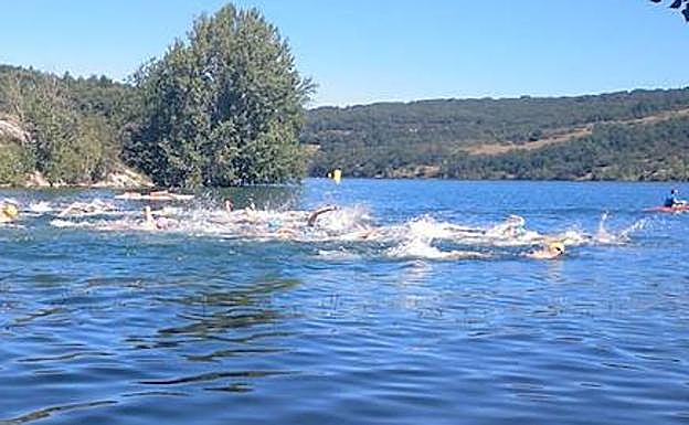 Los nadadores aceleran durante un momento de la prueba. 