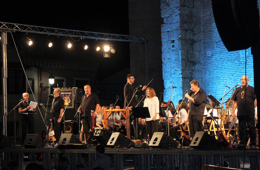 La Banda de Música de Coca y el Nuevo Mester comparten escenario en la Plaza Mayor de la localidad caucense.
