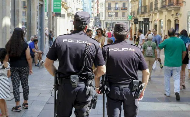 Una pareja de la Policía Nacional patrulla por Salamanca.