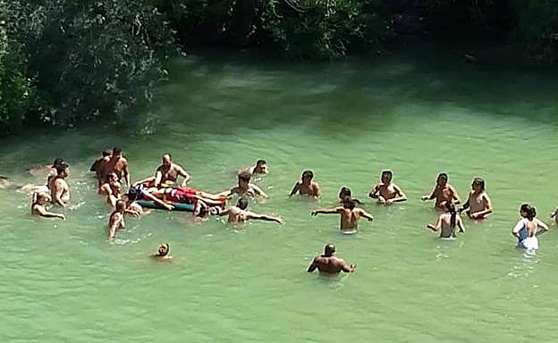 Se hizo una cadena humana para rescatarlo