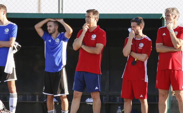 José Miguel Campos, en el centro, sigue el partido. 