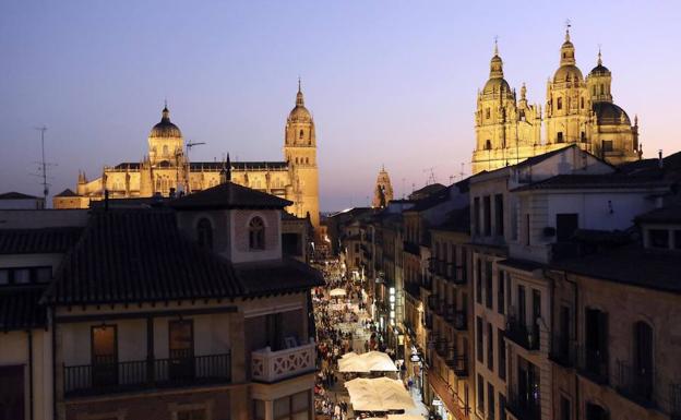 La calle de La Rúa en Salamanca con las torres de la Catedral y la Clerecía.