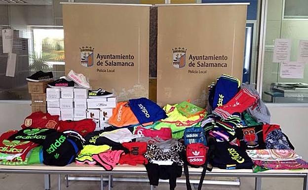 Prendas falsificadas incuatadas por la Policía Local en el mercadillo dominical de La Aldehuela.