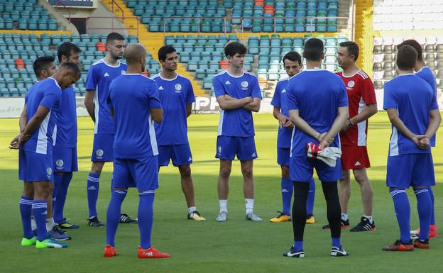 José Miguel Campos se dirige a varios jugadores en el Helmántico. 