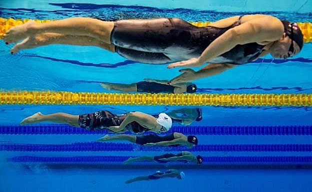 Las nadadoras, durante la prueba.