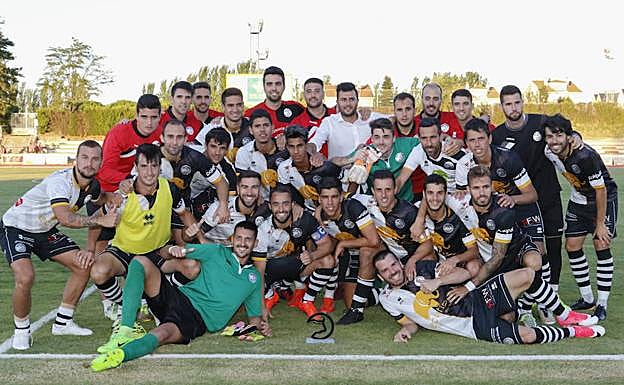 Los jugadores de Unionistas celebran la victoria en el IV Memorial UDS ante el Mérida el pasado año. 
