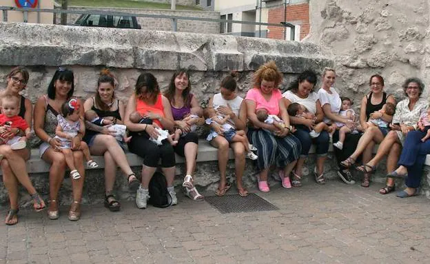 El grupo de madres que ha participado en el encuentro final de la Semana de la Lactancia, con sus bebés. 