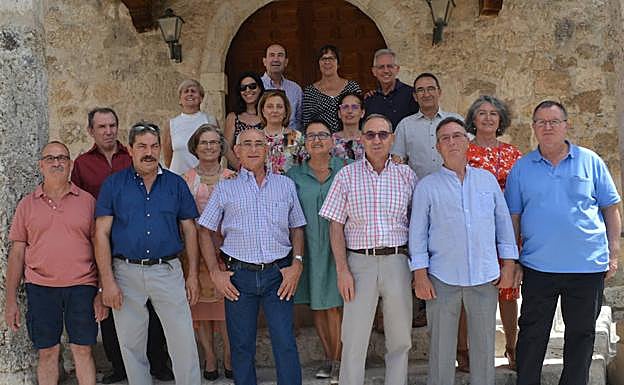 Los quintos, a la puerta de la iglesia de Santa Marina. 