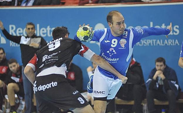 Adrián Fernández supera a Kusan en el partido contra CB Logroño de la temporada pasada.