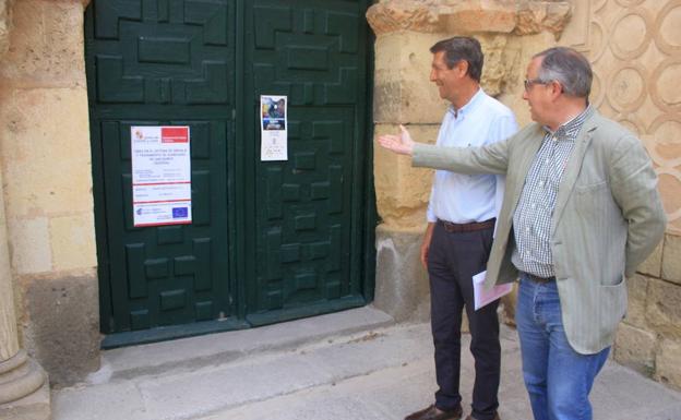El delegado territorial, Javier López-Escobar (d.) y el director de San Quirce, Rafael Cantalejo, este jueves, a la puerta de la iglesia.