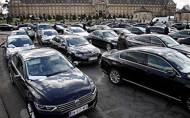 Una flota de automóviles de Uber en Francia. 