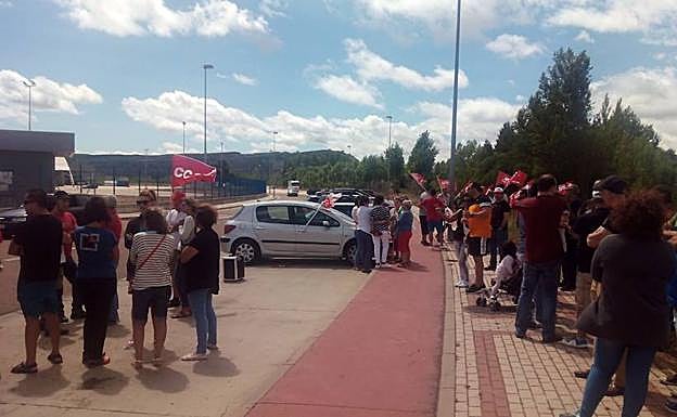 Los trabajadores, en la puerta de la fábrica durante la concentración. 