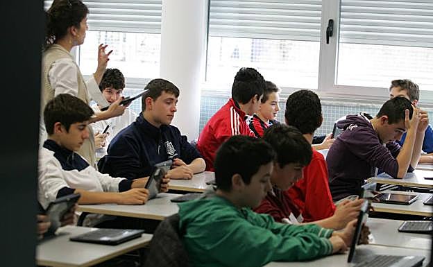 Alumnos de un instituto salmantino utilizan las tablets en una actividad formativa en el aula.