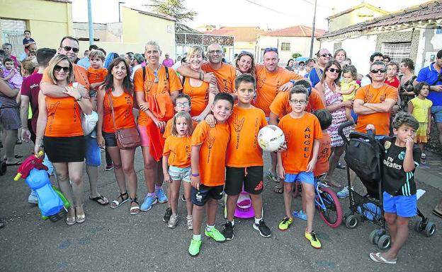 Niños, jóvenes y adultos volvieron a echarse a la calle para participar en las actividades de las fiestas de Santo Domingo de Guzmán de Doñinos.
