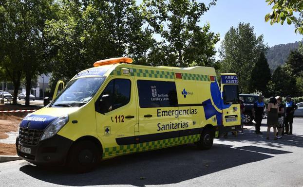 Ambulancia que se ha desplazado al lugar del accidente en San Rafael, este sábado. 