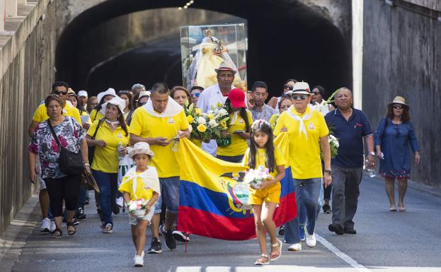 Participantes en la procesión