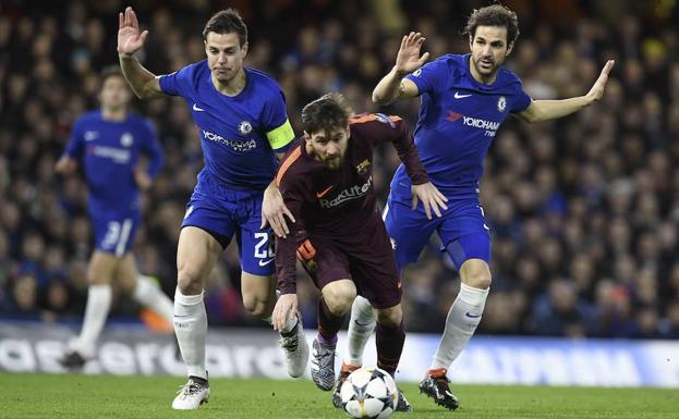 Azpilicueta y Fábregas, dos de los seis españoles del Chelsea, ante el Barcelona. 